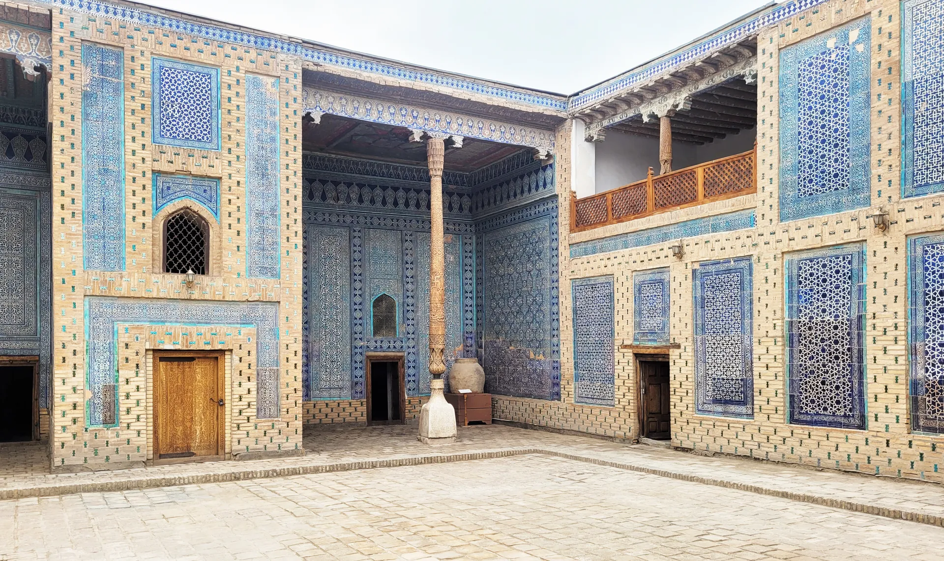 Tosh-Hovli Palace